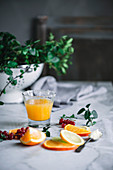 Frischer Orangensaft mit roten Johannisbeeren