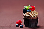 Schokoladencupcake mit Schokoladen-Frischkäsecreme und Beeren