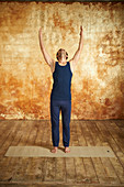 Die acht Bewegungsrichtungen der Wirbelsäule (Yogaübung)