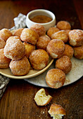 Zimt-Donuts mit Turbinado-Zucker