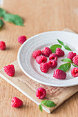 Frische Himbeeren auf weißem Teller