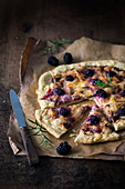 Blaubeer-Pizza mit Käse und Rosmarin