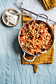 Spaghetti mit Waldpilzen, Fleischsauce und Ricotta