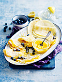 Crepes mit Lemon Curd und Blaubeeren