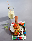 Barsch-Frikadellen mit Senf-Dill-Sauce und Forellenkaviar