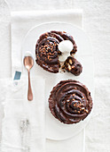 Brioche-Pudding mit Zimt, Schokolade und mit Balsamico-Essig