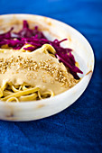 Pasta with Tahinsauce and steamed red cabbage