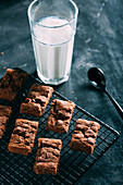 Schokoladen-Brownies und ein Glas Milch