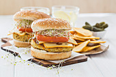 Veganer Burger mit Quinoa, Tomate und Sprossen