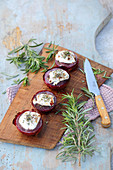 Grilled onions with goat's cheese, port wine and rosemary