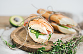 Lachs-Avocado-Sandwiches mit frischem Thymian im Baguette