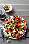 Caprese-Salat mit gegrillten Auberginenscheiben und Kapern