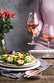 Garnelen in Salatblättern serviert mit Rosewein