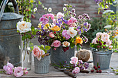 Gemischter Strauß aus Rosen, Oregano, Glockenblumen und Skabiose
