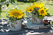 Kleine Sträuße mit Sonnenblumen, Wiesenkümmel und Brombeeren