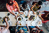 Menschen essen an gedecktem Tisch, Aufsicht