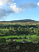 Blick auf Ackerland und Waldgebiete (England)