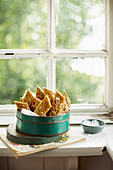 Butter-Sirupkekse mit Hagelzucker in Vintage-Keksdose auf Fensterbank