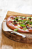 Rote-Bete-Pizza auf rustikalem Holzbrett