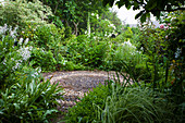 Runder Platz im Garten mit kreisförmig ausgelegten Kieseln