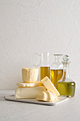 Stillleben mit Butter und Olivenöl