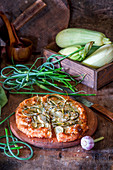 Zucchinikuchen mit Knoblauchsprossen