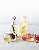 Selbstgemachter Tee-, Vanille-, Zitronen- und Rosenwassersirup fürs Backen