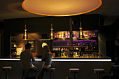Innenaufnahme einer Bar mit diffuser Beleuchtung