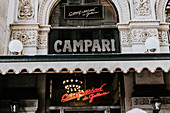 Fassade von 'Camparino in Galleria' (Mailand, Italien)