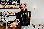 Mann mit Bart an der Theke (Grande Café & Bar, Zürich, Schweiz)
