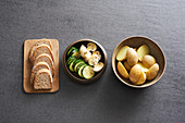 Brotscheiben, Gemüse und Kartoffeln für die Grillplatte