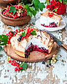 Summer meringue pie with redcurrants