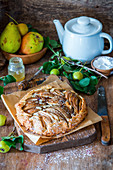 Birnenkuchen auf Holzbrett