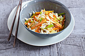Veganer Kurkuma-Reis mit Gemüse aus dem Wok
