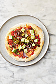 Pizza 'Mexiko' mit Avocado, Hackfleisch und Jalapenos