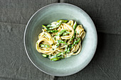 Linguine with lemon and basil sauce and green asparagus