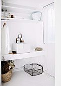 Weißes Badezimmer mit Waschtisch im Vintage-Stil