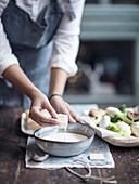 Gemüsetempura mit Stockfisch zubereiten