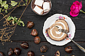 Kastanien-Roulade mit Marshmallowfüllung dazu Kakao mit Marshmallows