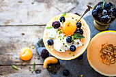 Melonen-Breakfast-Bowl mit Joghurt, Blaubeeren und Brombeeren