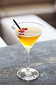 Ein Cocktail mit Himbeeren im Martiniglas