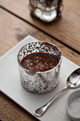 Schokoladenpudding in festlichem Glasgefäß