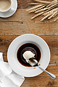 Sticky Toffee Pudding mit Eiscreme