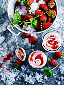 Erdbeer-Soja-Shake mit Crushed Ice
