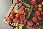 Dreierlei selbstgemachte Tomatensaucen mit Zutaten (Aufsicht)