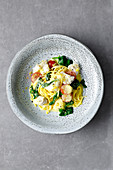 One-pot pasta with saffron, skrei and spinach