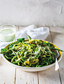 Asia-Salat aus grünem Gemüse mit Kräutermayonnaise