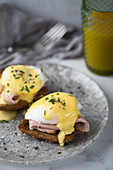 Poached eggs on toast with ham and Hollandaise sauce