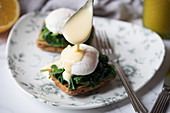 Poached eggs on toast with spinach and Hollandaise sauce