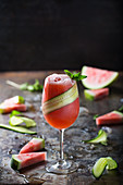 Mocktail mit Wassermelone, Gurke und Minze